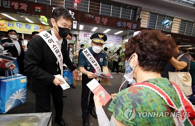 전주 찾은 금감원장 '불법금융 피해 예방' 캠페인 (전주=연합뉴스) 나보배 기자 = 이복현 금융감독원장이 26일 오후 전북 전주시 완산구 신중앙시장을 방문해 시민들에게 불법 금융 피해 예방을 위한 안내문을 나눠주고 있다. 2022.7.26 warm@yna.co.kr