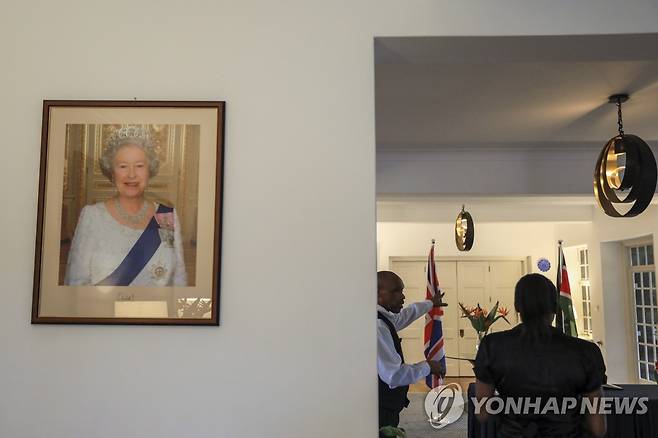 케냐 나이로비 주재 영국 고등판무관 관저에 걸린 엘리자베스 2세 여왕의 초상화 [EPA 연합뉴스 자료사진. 재판매 및 DB 금지]