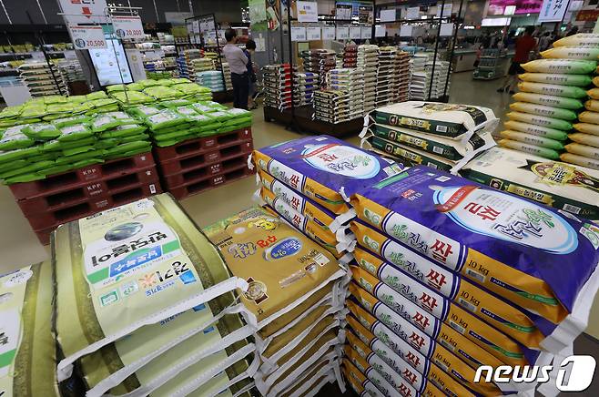 쌀값이 폭락하고 있다. 쌀 생산량은 증가하는 반면 소비량은 갈수록 감소하고 있기 때문이다. 비룟값이 폭등하고 자재비와 농약 비용 등도 물가 상승폭을 웃돌고 있어 농가 부담은 가중되고 있다. 한국농수산식품유통공사 농산물유통정보에 따르면 지난 8일 기준 국내 산지 쌀값(20㎏ 기준)은 4만6700원으로, 지난해 같은 기간(5만7500원)보다 1만800원 하락했다. 비율로는 18% 이상 떨어진 셈이다. 사진은 12일 서울 한 대형마트에 진열된 쌀의 모습. 2022.9.12/뉴스1 ⓒ News1 송원영 기자