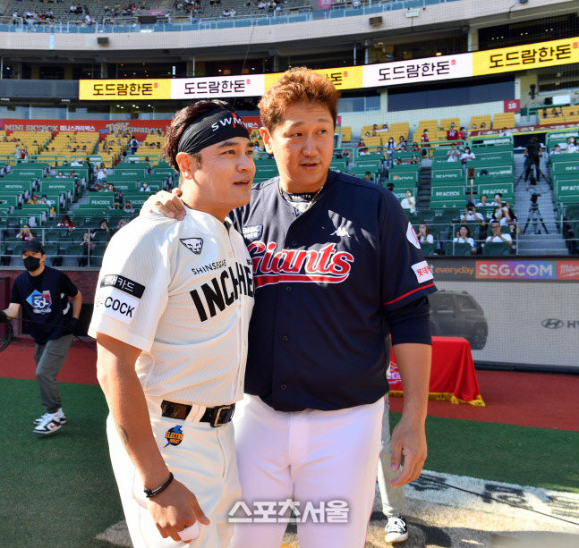 전직 메이저리거이자 부산을 대표하는 야구스타인 추신수(왼쪽)와 이대호가 MLB월드투어에 참가할지 여부에 관심이 쏠리고 있다. 강영조기자kanjo@sportsseoul.com