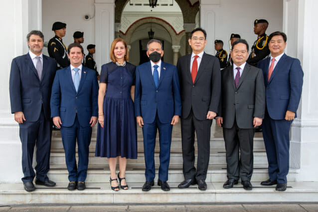 이재용 삼성전자 부회장은 13일(현지 시각) 파나마시티에 위치한 파나마 대통령궁을 찾아 라우렌티노 코르티소 파나마 대통령에게 '2030 부산세계박람회' 개최 지원을 요청했다. 이재용 부회장과 코르티소 파나마 대통령 (사진=삼성전자)