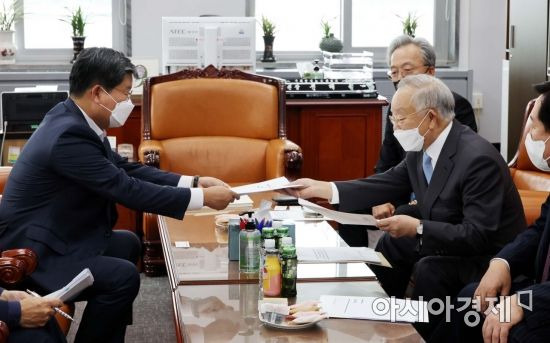 손경식 경총 회장과 김기문 중기중 회장이 14일 국회를 찾아 전해철 국회 환경노동위원회 위원장을 만나 노동계 현안에 대한 의견서를 전달하고 있다./윤동주 기자 doso7@