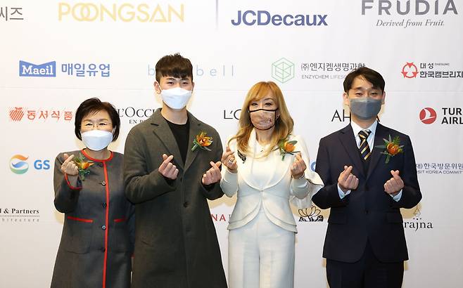 12일 서울시 강남구 인터컨티넨탈 서울 코엑스에서 열린 기자회견에 참석한 '2022 한국이미지상' 수상자들이 기념 촬영을 하고 있다. 왼쪽부터 최정화 CICI 이사장, 양궁 선수 김제덕, 성악가 조수미, 강동한 넷플릭스 한국 콘텐츠 총괄 VP. /한국이미지커뮤니케이션연구원 제공