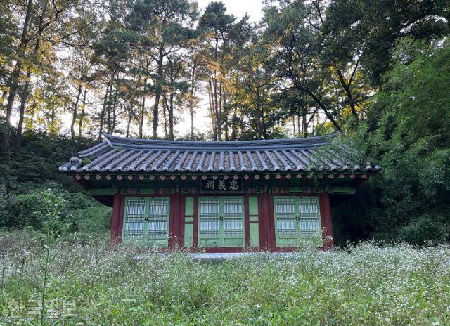 죽주산성 안의 충의사. 몽골군 3차 침략 때 성을 지킨 송문주 장군을 기리는 사당이다.