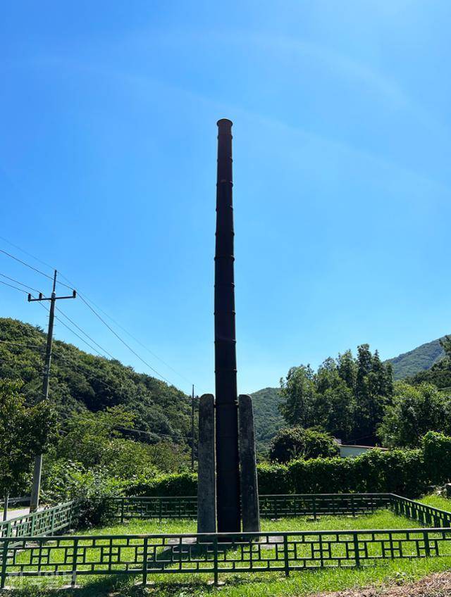 전봇대가 초라해 보일 정도로 높은 칠장사 철당간