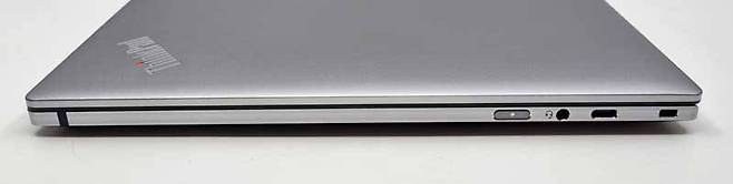 USB 타입-C외의 다른 포트는 최소화했다