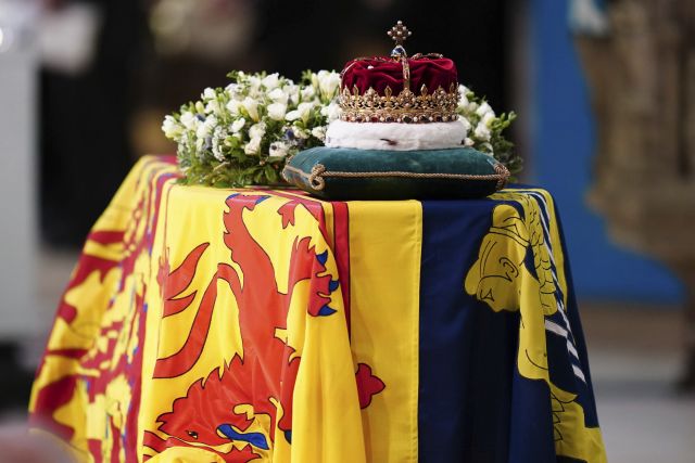 영국 스코틀랜드 에든버러의 성자일스 대성당에 안치된 엘리자베스 2세 여왕의 참나무관 위에 스코틀랜드 왕관이 올려져있다. 연합뉴스