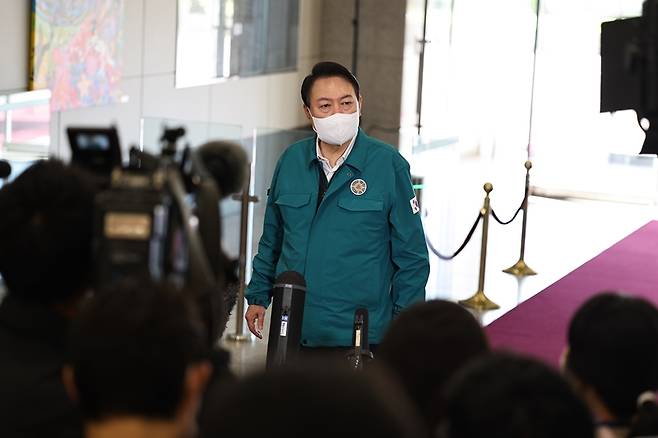 ▲ 지난 9월7일 출근길에 기자들과 질의응답 중인 윤석열 대통령. 사진=대통령실