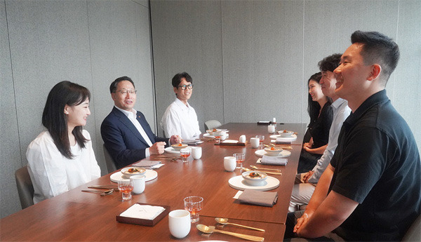 남이현 한화솔루션 케미칼부문 대표(왼쪽 가운데)가 최근 신입사원들과 점심 식사를 하며 친환경 사업에 대해 이야기를 나누고 있는 모습. [사진 제공 = 한화솔루션]