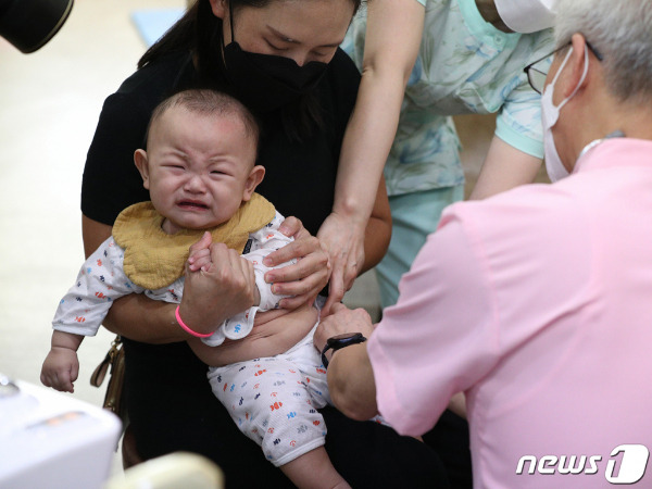 (서울=뉴스1) 신웅수 기자 = 지난해 9월 서울 송파구 김학원소아청소년과의원에서 한 어린이가 인플루엔자(독감) 백신을 접종하고 있다. 2021.9.14/뉴스1