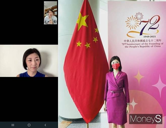 머니S는 지난 1일과 6일(이하 한국시각) 홍콩 일국양제(한 국가 두 체제)의 현 상황을 알아보기 위해 유니스 융 홍콩 입법회(의회) 의원과 비대면 인터뷰를 진행했다. 사진은 머니S와 인터뷰 중인 융 의원(왼쪽)과 지난해 10월1일 중국 건국 72주년 기념행사에 참석한 융 의원. /사진=김태욱 기자(왼쪽), 융 의원 인스타그램
