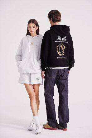 하이트진로가 14일 커스텀 제작 플랫폼 운영사인 옴니아트와 손잡고 선보인 ‘진로 컬렉션’. 두꺼비 캐릭터를 활용한 아우터와 후드티, 맨투맨 등으로 구성했다. [하이트진로 제공]