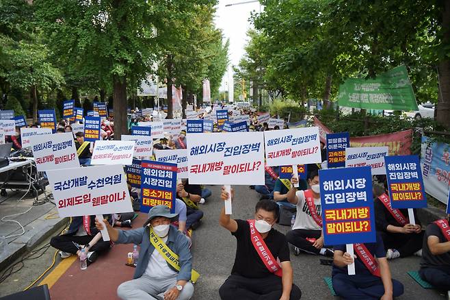 철도차량 부품산업 보호 비상대책위원회가 14일 서울 여의도 국회의사당 앞에서 ‘국내 철도차량 부품산업 보호를 위한 궐기 대회’를 진행 중이다. [비대위 제공]