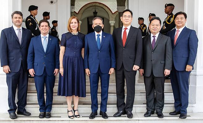 [서울=뉴시스] 이재용(오른쪽 세번째) 삼성전자 부회장이 13일(현지시간) 파나마 파나마시티 대통령궁을 찾아 라우렌티노 코르티소(Laurentino Cortizo) 파나마 대통령 및 관계자들과 기념촬영을 하고 있다. (사진=삼성전자 제공) 2022.09.14. photo@newsis.com *재판매 및 DB 금지