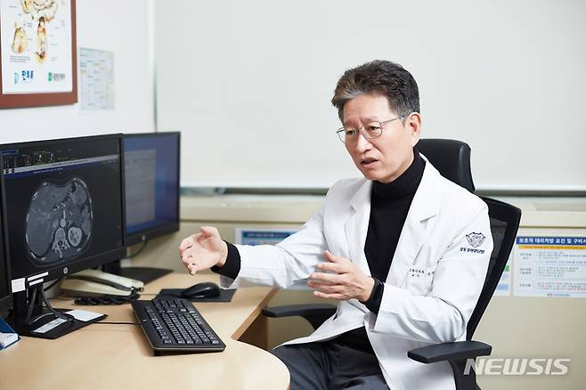 [서울=뉴시스]주광로 강동경희대학교병원 소화기내과 교수. (사진= 강동경희대병원 제공) 2022.09.14