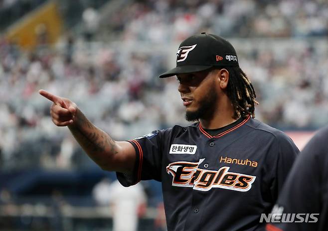 [서울=뉴시스] 고승민 기자 = 3일 서울 고척스카이돔에서 열린 2022 KBO 한화 이글스 대 키움 히어로즈 경기, 1회말 키움 공격을 무실점으로 끝낸 한화 선발투수 페냐가 동료들과 기뻐하고 있다. 2022.07.03. kkssmm99@newsis.com