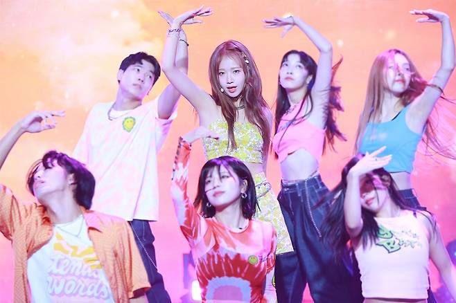 최유정이 타이틀곡 '선플라워' 무대를 선보이고 있다. 판타지오 제공