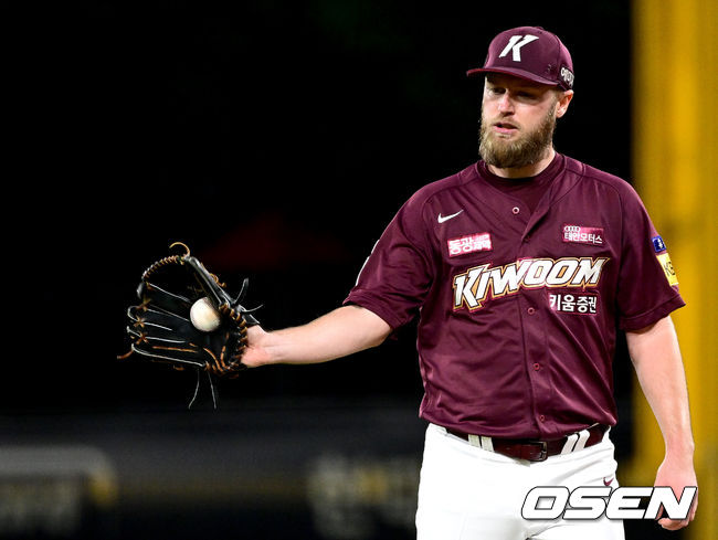 [OSEN=광주, 최규한 기자] 14일 광주-기아 챔피언스필드에서 '2022 신한은행 SOL KBO 리그' KIA 타이거즈와 키움 히어로즈의 경기가 열렸다.6회말 1사 주자없는 상황 KIA 박찬호의 땅볼 타구를 처리한 키움 선발 요키시가 공을 건네받고 있다. 2022.09.14 / dreamer@osen.co.kr