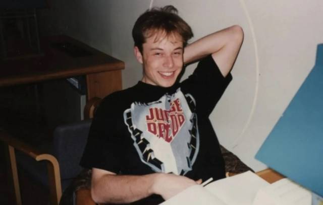 대학생 시절 앳된 모습의 일론 머스크. RR옥션 제공