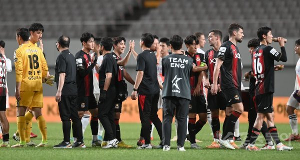 13일 서울월드컵경기장에서 열린 프로축구 ‘하나원큐 K리그1 2022’ FC서울과 강원FC 경기에서 1-0으로 승리한 서울 선수들이 기뻐하고 있다. 상암 | 김종원 기자 won@donga.com