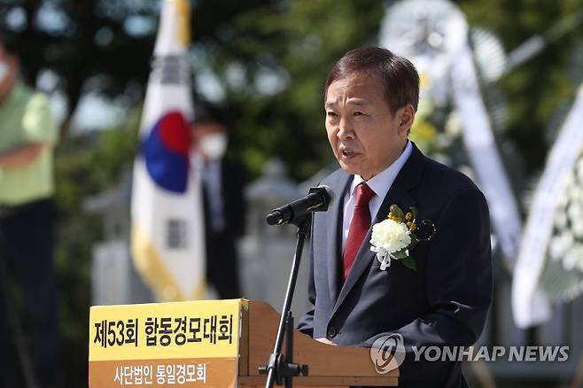 격려사하는 김기웅 통일부 차관 (파주=연합뉴스) 추석인 10일 경기도 파주시 임진각 망배단에서 열린 합동경모대회에서 격려사하는 김기웅 통일부 차관. 2022.9.14 photo@yna.co.kr