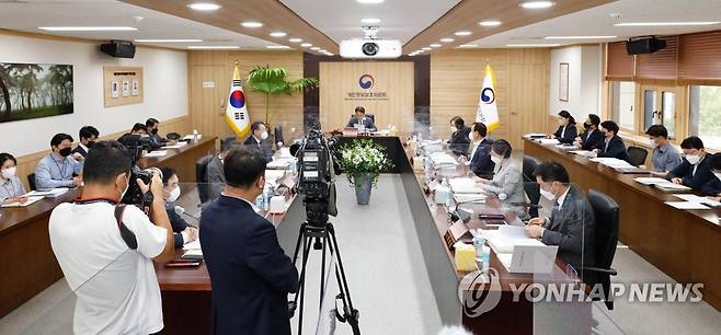 제15회 개인정보보호위원회 전체회의 (서울=연합뉴스) 윤종인 개인정보보호위원회 위원장이 14일 오전 정부서울청사에서 개최된 제15회 개인정보보호위원회 전체회의를 진행하고 있다. 2022.9.14 [개인정보보호위원회 제공. 재판매 및 DB 금지] photo@yna.co.kr