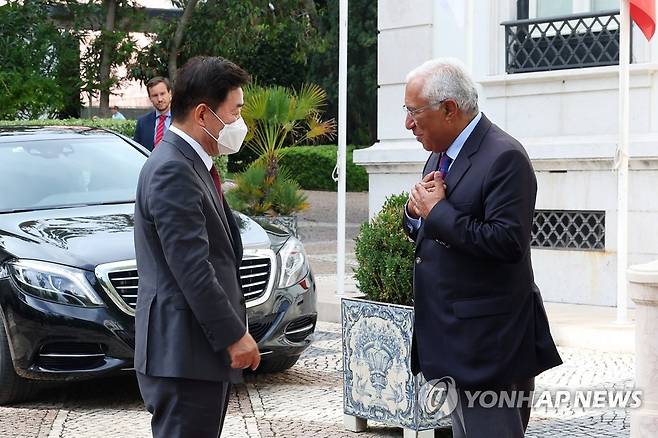 포르투갈 총리와 인사 나누는 김진표 국회의장 (리스본=연합뉴스) 포르투갈을 공식 방문 중인 김진표 국회의장이 13일 (현지시간) 리스본에 있는 총리실을 찾아 안토니우 코스타 포르투갈 총리와 인사를 나누고 있다. 2022.9.14 [국회의장실 제공. 재판매 및 DB금지] uwg806@yna.co.kr