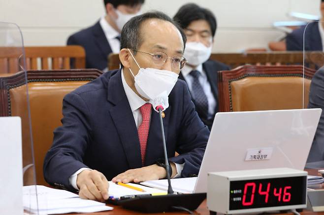 추경호 부총리 겸 기획재정부 장관이 1일 국회에서 열린 기획재정위원회 전체회의에서 의원 질의에 답변하고 있다. (사진 = 국회 사진 기자단)