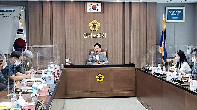 오석규 의원(가운데)과 의정부시 소상공인들이 의견을 나누고 있다.(사진=경기도의회 제공)