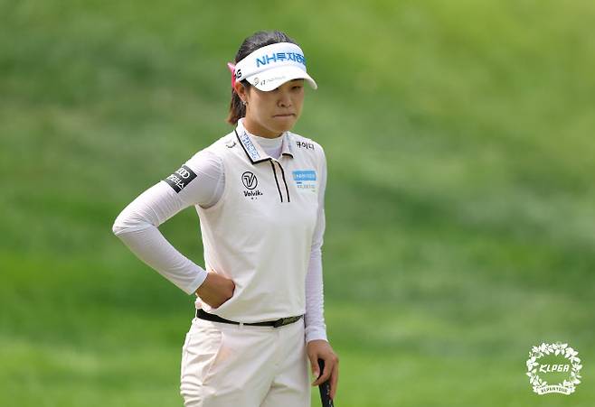 박민지가 KB금융 스타챔피언십 1라운드에서 그린을 파악하고 있다.(사진=KLPGA 제공)