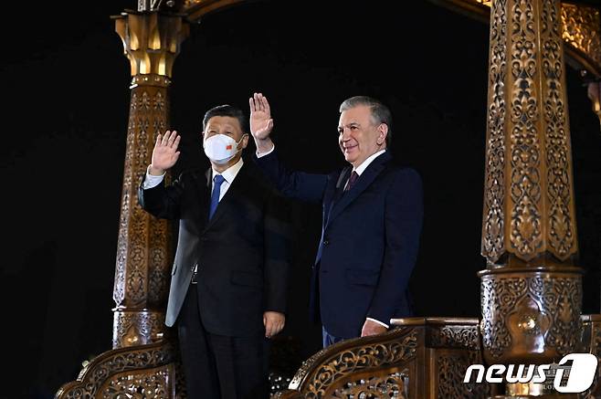 시진핑 중국 국가주석이 14일(현지시간) 우즈베키스탄 제2 도시 사마르칸트에 도착, 샵카트 미르지요예프 우즈베키스탄 대통령과 만났다. 2022. 9. 14. ⓒ 로이터=뉴스1 ⓒ News1 최서윤 기자