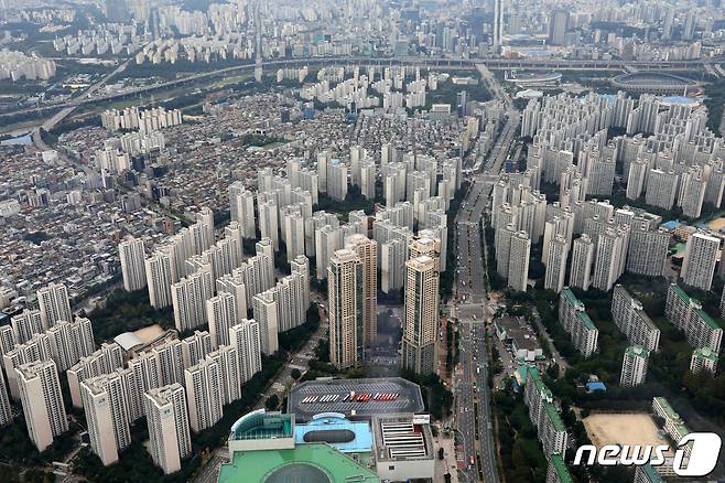 사진은 13일 서울 송파구 롯데월드타워 서울스카이에서 바라본 서울 송파구의 아파트 단지. 2022.9.13/뉴스1 ⓒ News1 구윤성 기자