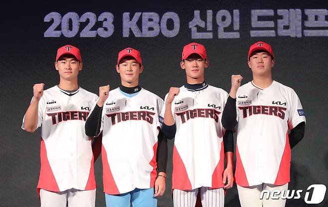 15일 오후 서울 중구 웨스틴조선호텔 그랜드볼룸에서 열린 2023 KBO 신인 드래프트에서 KIA 타이거즈에 지명된 선수들이 기념촬영을 하고 있다. 2022.9.15/뉴스1 ⓒ News1 임세영 기자