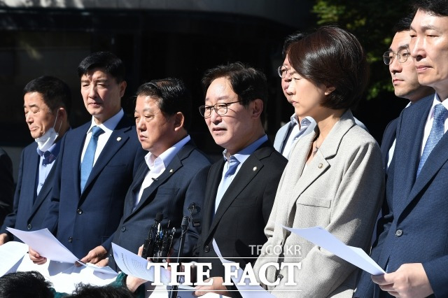 더불어민주당 윤석열 정권 정치탄압대책위원회가 야당 인사 및 전 정부 인사에 대한 정치탄압·부당 편파수사와 김건희 여사에 대한 면죄부성 수사에 대해 항의하기 위해 지난 8일 서울 서초구 서울중앙지방검찰청을 방문해 취재진에게 입장을 발표하고 있는 모습. /국회사진취재단