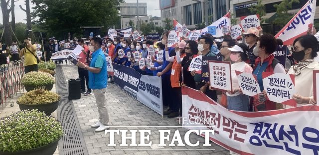 경전선 순천~광주 구간 전철화 사업 기본계획 확정 고시를 앞두고 순천시와 시민들의 도심 우회로 관철을 위해 힘을 모으고 있는 가운데 일부 주민들의 우회로 반대 입장이 나와 일시적인 혼선을 빚었다. 사진은 지난 8월22일 용산 대통령실 앞에서 경전선 도심 통과 노선 반대 시위를 하고 있는 장면. /더팩트DB