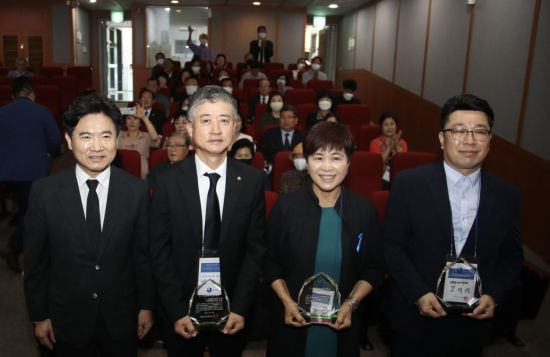 김대중 전남교육감은 미 캘리포니아주 5·18민주화운동 기념일 제정 준비위원회에 공로패를 전달했다. 사진=전남도교육청 제공