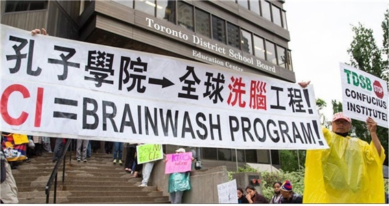 2020년 8월, 캐나다 토론토에서 열린 공자학원 반대 시위 모습. "공자학원은 전 세계를 대상으로 한 세뇌 프로그램이다"라는 구호를 내걸고 있다./twitter.com