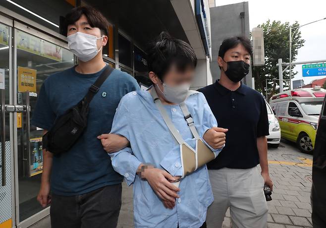 14일 밤 9시쯤 서울교통공사에서 근무하다 직위 해제된 30대 남성 A씨가 신당역 여자화장실에서 20대 여성 역무원 B씨에게 흉기를 휘둘러 숨지게 했다. 범행 당시 화장실에 있던 승객이 피해자의 비명을 듣고 비상벨을 눌렀고 역사 직원 2명과 사회복무요원 1명, 시민 1명이 가해자를 제압한 뒤 경찰에 넘겼다. 뉴스1