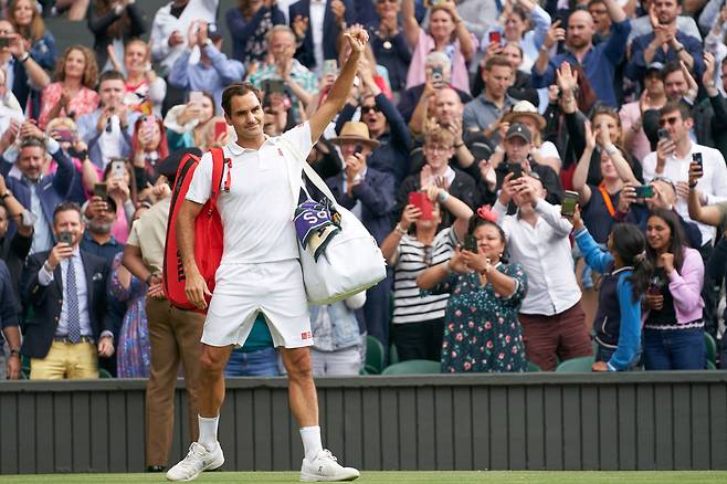 FILE PHOTO: Jul 7, 2021; London, United Kingdom; Roger Federer (SUI) waving farewell to the Centre Court fans after losing to Hubert Hurkacz (POL) in the quarter finals at All England Lawn Tennis and Croquet Club. Mandatory Credit: Peter van den Berg-USA TODAY Sports/File Photo  /USA투데이스포츠 뉴스1