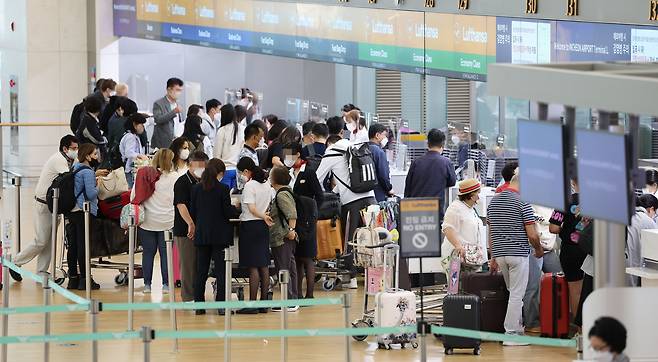 입국 전 코로나19 검사 의무가 폐지되면서 해외여행 예약이 증가하는 가운데, 14일 인천국제공항 1터미널 출국장에서 여행객들이 탑승 수속을 위해 기다리고 있다. /연합뉴스