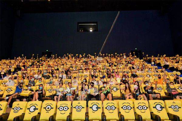 2022년 8월 16일 중국 베이징의 테마파크 유니버설 베이징 리조트 내 영화관(Universal CityWalk Cinema)에서 관람객들이 영화 '미니언즈2(Minions: The Rise of Gru)'를 보고 있다. /유니버설 픽쳐스