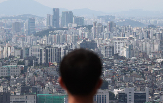 지난달 은행에 자금이 몰리면서 주택담보대출 변동금리 지표가 되는 코픽스가 9년 7개월만에 가장 높은 수준으로 뛰었다. 연합뉴스