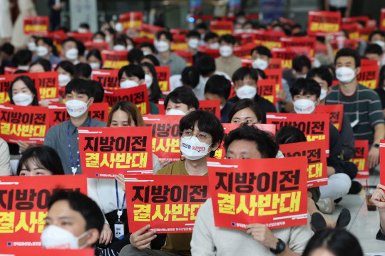 전국금융산업노동조합이 16일 총파업에 돌입하지만 큰 혼선은 없을 것이란 전망이 나온다. 한국산업은행지부 조합원들이 산업은행 본점 부산 이전 등에 반대하는 집회를 하고 있다. 연합뉴스