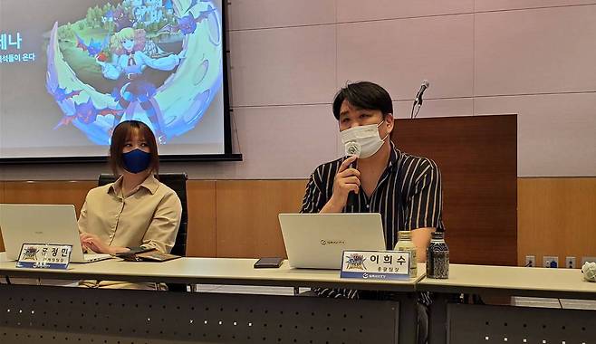 질문에 답변하는 이희수 총괄팀장
