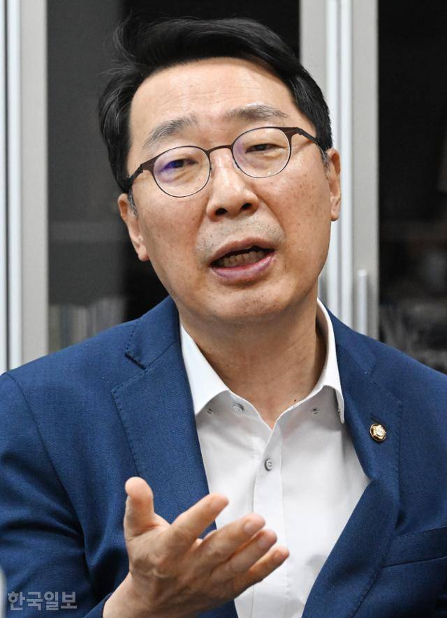 윤영찬 더불어민주당 의원이 7일 국회 의원회관에서 한국일보와 인터뷰하고 있다. 오대근 기자