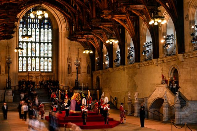 영국 런던 웨스트민스터 홀에서 14일 일반인들이 고 엘리자베스 2세 여왕 관을 향해 경의를 표하고 있다. 런던=AP 뉴시스