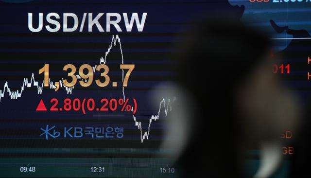 15일 서울 여의도 KB국민은행 딜링룸에서 딜러들이 업무를 보고 있다. 뉴시스