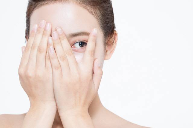 안와골절은 통증 등 이상 증상을 동반하지 않을 때가 있으니, 눈에 강한 충격을 받았다면 이상을 느끼지 못해도 병원에 가 보는 게 좋다./사진=클립아트코리아