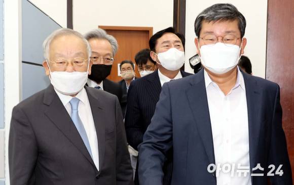 전해철(오른쪽) 국회 환경노동위원장이 14일 서울 여의도 국회에서 손경식 한국경영자총협회(경총) 회장과 만나 현안을 논의하기 위해 이동하고 있다. [사진=김성진 기자]