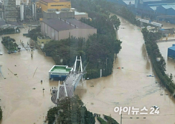 6일 새벽 시간당 110미리 폭우로 냉천이 범람하면서 채 1시간도 안된 짧은 시간에 침수된 포항제철소 현장들. [사진=포스코]